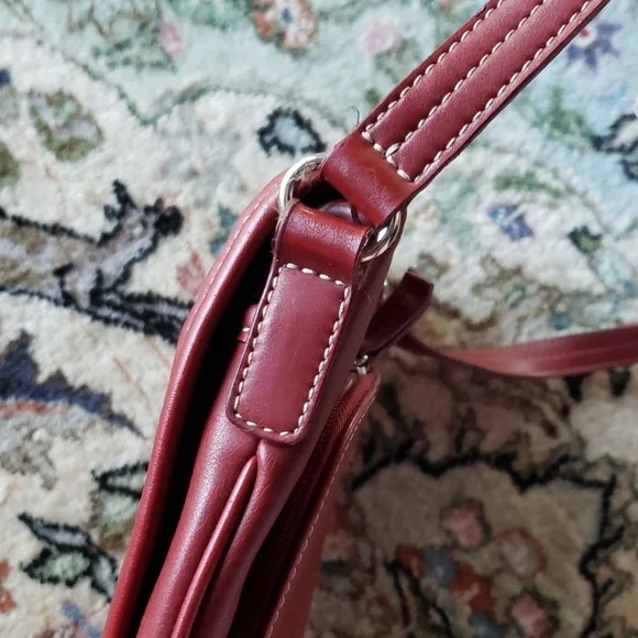 LIZ CLAIBORNE Shoulder Organizer Pockets Bag Red / Plaid Faux Leather - Picture 7 of 12